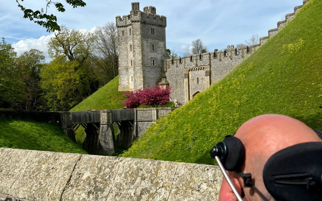 Adriaan Aerts bij een kasteel in Engeland