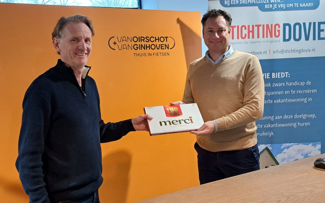 Frank van Oirschot ontvangt een doos met merci chocola