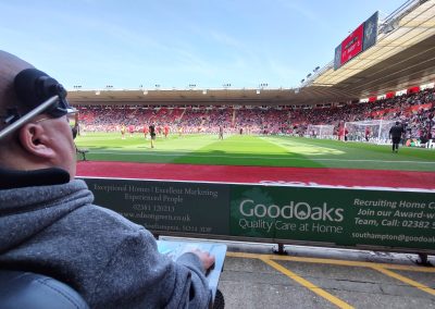 Adriaan Aerts in het stadion van Southampton bij het veld