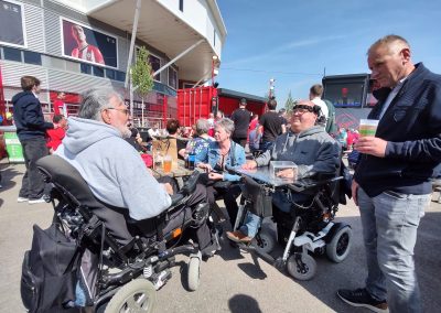 Adriaan Aerts met meerdere personen bij het stadion van Southampton