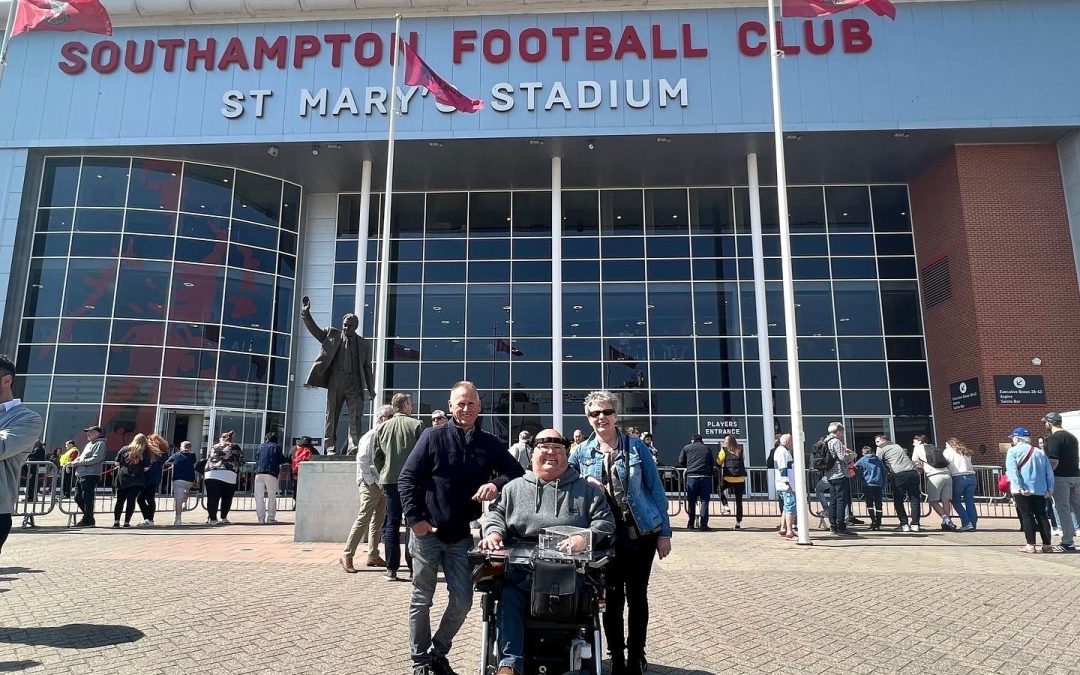 Adriaan Aerts voor het stadion van Southampton